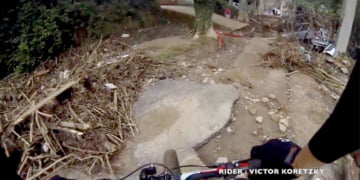 Victor Koretzky filme les dégâts en VTT