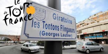 Tour-de-france-panneau-des-tontons-flingueurs-sur-un-rond-point-a-montauban-le-6-fevrier-2014