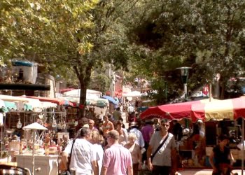 La brocante du village médiéval de Barjac