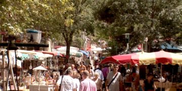 La brocante du village médiéval de Barjac