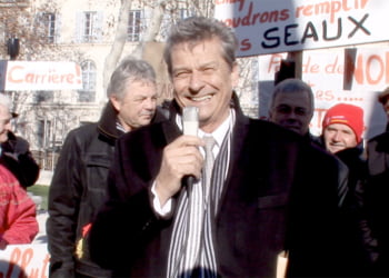 Le maire d'Uzès souriant mais en colère contre les carrières, devant la Préfecture de Nimes