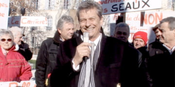 Le maire d'Uzès souriant mais en colère contre les carrières, devant la Préfecture de Nimes