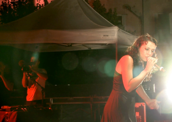 Karimouche nous transporte dans un univers ou l'auto-dérision, l'humour, la mélodie nous évoque de clins d'oeil à de grands artistes Brel, Piaf, Fréhel