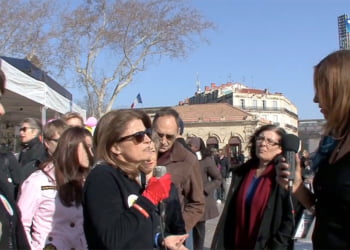 Des parents témoignent sur la Place de la Comédie de Montpellier du dysfonctionnement de la santé et de l'éducation national pour les enfants atteints de maladies rares.