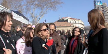 Des parents témoignent sur la Place de la Comédie de Montpellier du dysfonctionnement de la santé et de l'éducation national pour les enfants atteints de maladies rares.