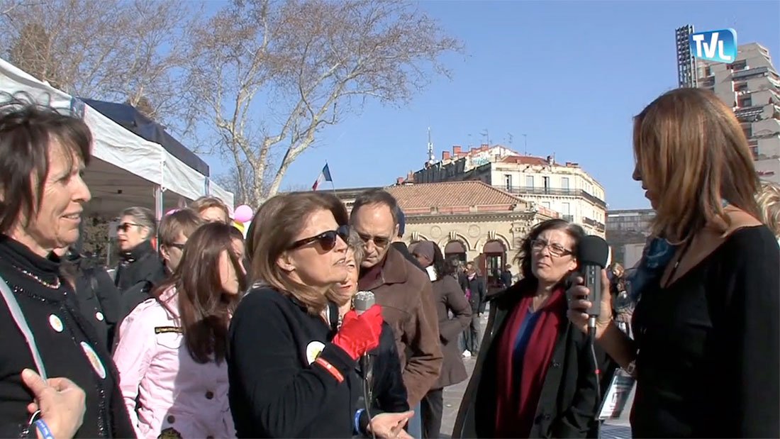 Des parents témoignent sur la Place de la Comédie de Montpellier du dysfonctionnement de la santé et de l'éducation national pour les enfants atteints de maladies rares.