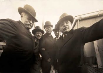 Premier selfie de groupe du monde