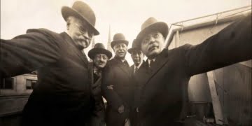 Premier selfie de groupe du monde