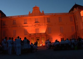 Grande première pour Castries et ses habitants qui décident de fêter en blanc la fin de l'été 2014, dans le château historique récemment acquis par la ville.