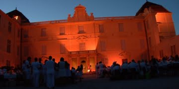 Grande première pour Castries et ses habitants qui décident de fêter en blanc la fin de l'été 2014, dans le château historique récemment acquis par la ville.