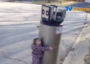 Câlin d'une enfant pour un pseudo robot