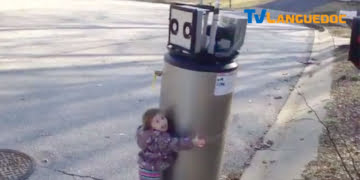 Câlin d'une enfant pour un pseudo robot