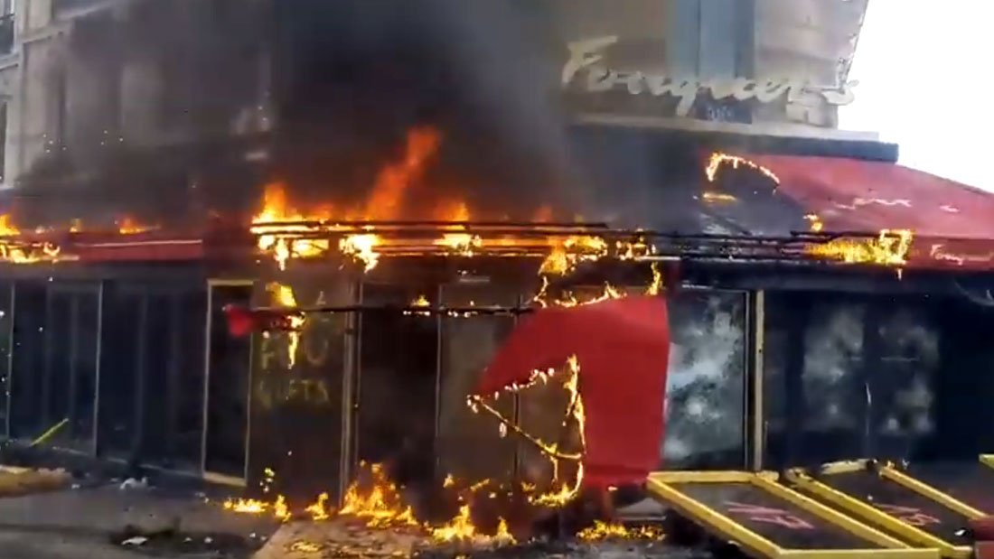 La brasserie Le Fouquet's en-feu