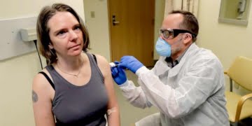 Jennifer Haller est la première personne au monde à recevoir un vaccin contre le nouveau coronavirus.