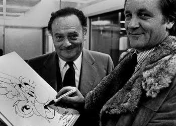 René Goscinny devant un dessin que Albert Uderzo termine de dessiner