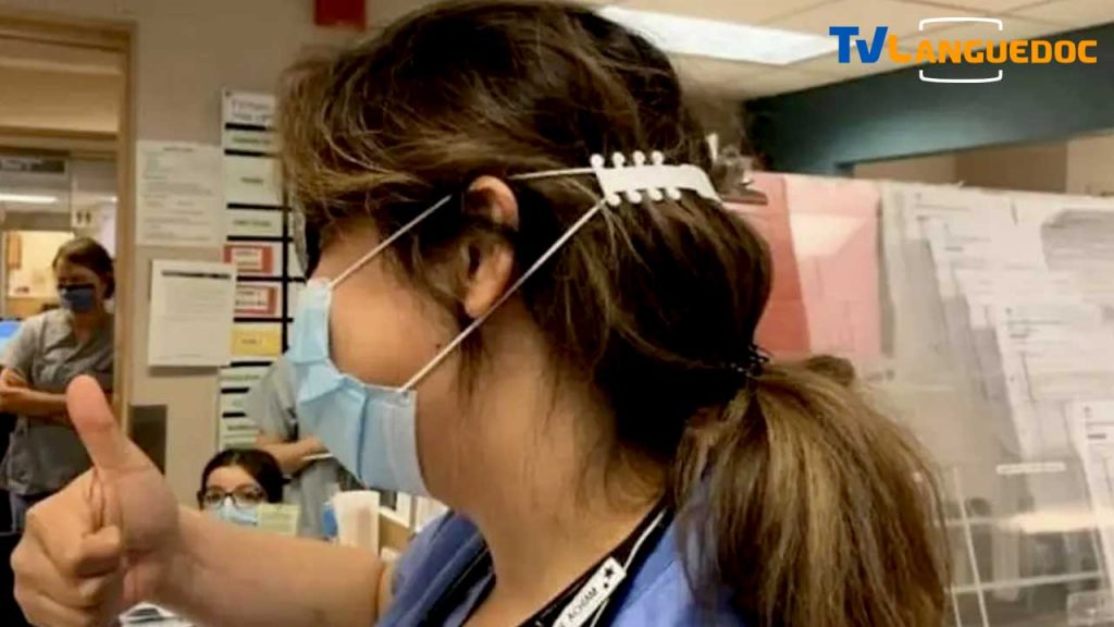 Une infirmière canadienne visiblement contente de son protège-oreilles
