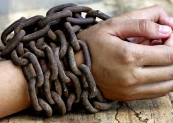 Liberté : Obsédée par la volonté de se libérer des structures et des idéologies qui porteraient atteinte aux libertés individuelles, l'homme postmoderne perçoit dans tout ce qui existe les traces d'une aliénation ou d'une servitude dont il doit se libérer