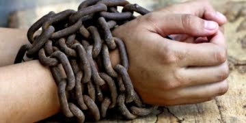 Liberté : Obsédée par la volonté de se libérer des structures et des idéologies qui porteraient atteinte aux libertés individuelles, l'homme postmoderne perçoit dans tout ce qui existe les traces d'une aliénation ou d'une servitude dont il doit se libérer