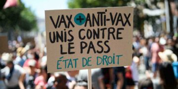Manifestations en France : Des centaines de milliers de Français ont manifesté pour ce premier samedi à Paris et dans de nombreuses autres villes de France pour dénoncer le pass sanitaire et la vaccination obligatoire